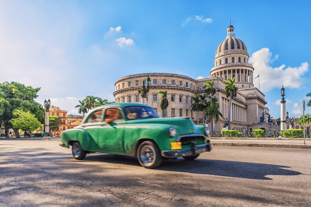 Havanna, Kuba, Oltimer grün vor dem Capitol - Reisewarnung für Kuba