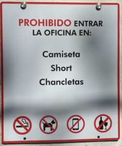 Schild mit verbotenen Kleidungsstücken - Immigration el Vedado - Havanna - Kuba