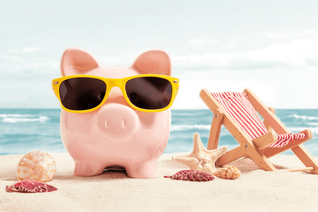 Sparschwein mit Sonnenbrille am Strand - Kuba Währung