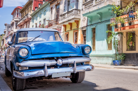 Blauer Oldtimer in Kuba