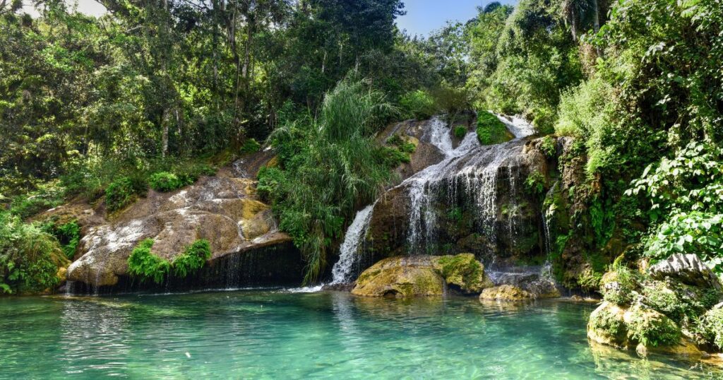 Wasserfall El Nicho mit saftig grünen Hügeln in der Nähe von Cienfuegos Kuba