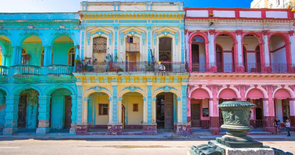 Kunterbunte Häuser in Havanna, Kuba. Die Häuserfassade auf dem Prado.