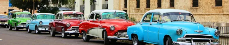 Klassische Oldtimer an einer Straße in Havanna, Kuba