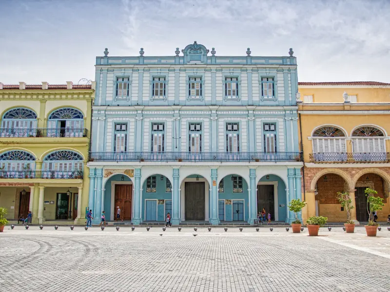 Farbenfrohe Häuserfassade in der Altstadt von Havanna