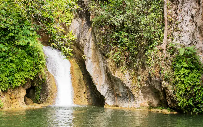 Wasserfall Las Vegas im Topes de Collantes Nationalpark bei Trinidad, umgeben von Felsen und tropischer Vegetation – mit Naturbecken zum Baden.