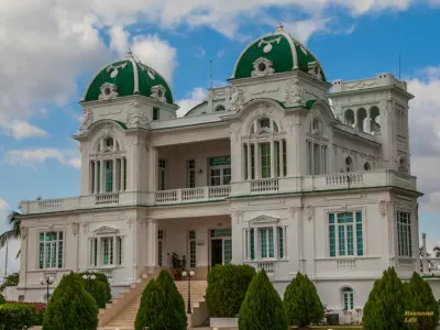 Prächtiges Kolonialgebäude mit grünen Kuppeln in Cienfuegos, Kuba – ein Wahrzeichen der „Perle des Südens“ und beliebtes Ziel für Tagesausflüge.